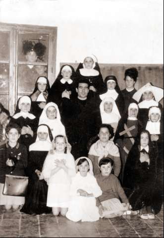 El cura con las novicias enel Convento.