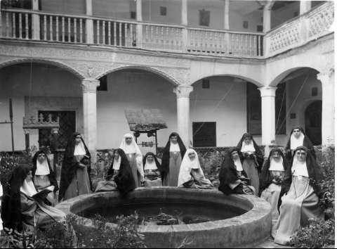 Grupo de Monjas y Novicias en el Claustro de un...